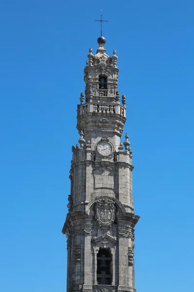 ポルト、ポルトガル: トレ ドス クレリゴス (「聖職者タワー」)、ランドマークと歴史的な街のシンボル。ユネスコの世界遺産. — ストック写真