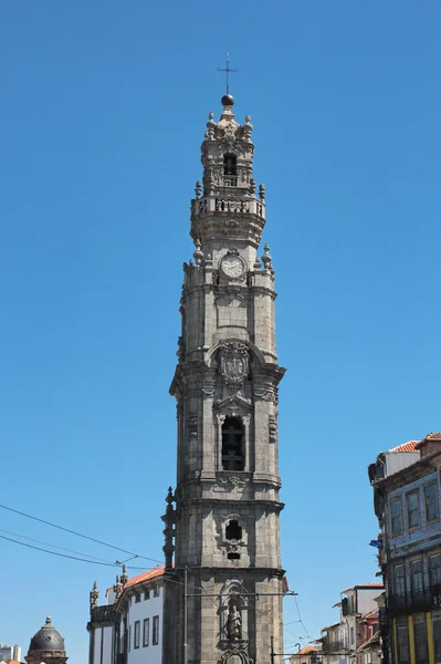 Oporto, Portugal: Torre dos Clerigos ("La Torre del Clero"), hito y símbolo de la ciudad histórica. Patrimonio Mundial de la Unesco . —  Fotos de Stock