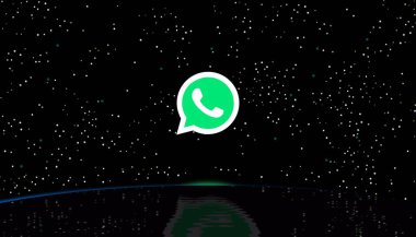 Gökyüzünde WhatsApp Messenger logosu ve suda yansıması. Ağ kurma sitesi. Facebook, Inc. 'e ait çapraz platform merkezli mesajlaşma ve ses üzerinden IP (VoIP) servisi.