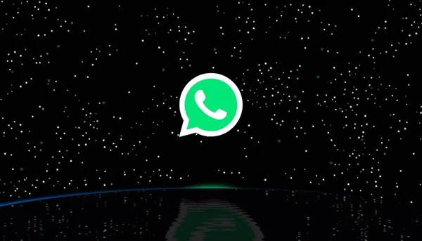 Het Whatsapp Messenger Logo Lucht Reflectie Het Water Site Van Rechtenvrije Stockafbeeldingen