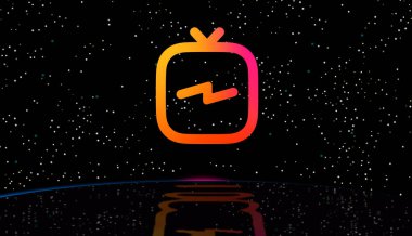 IGTV, Instagram TV logosu gökyüzünde ve suda yansıma. Video uygulaması sitesi. Dikey video paylaşım platformu. Instagram tarafından geliştirildi.