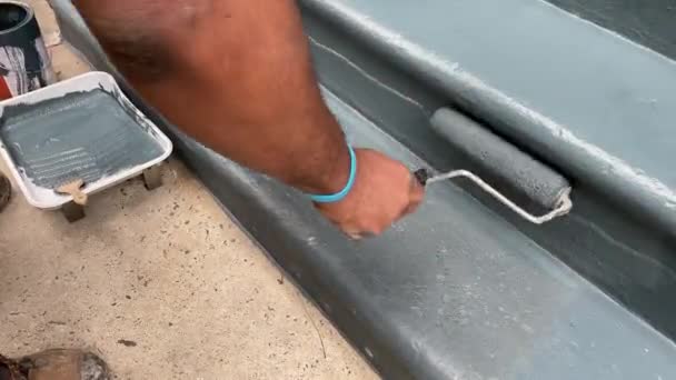 Hombre Pintando Escaleras Aire Libre Con Rodillo Pintura Gris — Vídeo de stock