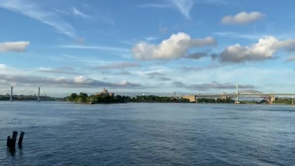 曼哈顿东面的水景和通往另外5个行政区的两座桥 — 图库视频影像