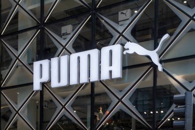 Manhattan, New York, ABD 11-26-2020, Puma logotype and jumping puma cat Flagship Store Beşinci Cadde 'de