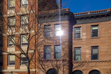 Manhattan, New York 'ta sembolik bir mahallede süslü kahverengi binaların önünde..