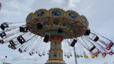 Sahildeki panayırda salıncak gezintisi 