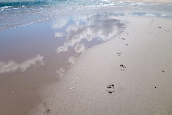 Nakna Fotspår Sand Kuststrand Med Vågor Och Himmel Reflektioner — Stockfoto