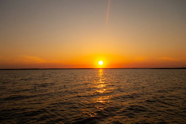 Відбиття Заходу Сонця Морській Воді Жовто Оранжевим Небом — стокове фото