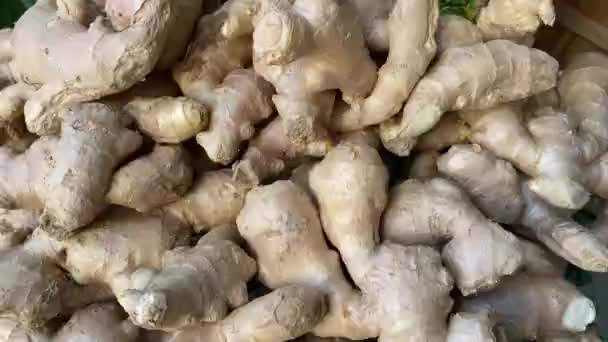 Raízes Gengibre Dourado Fresco Supermercado Para Compra — Vídeo de Stock