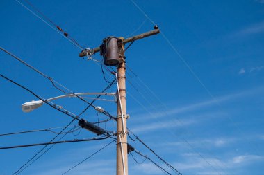 Elektrik dağıtımı için elektrik direği destekleyici kablolar, kablolu televizyon, telefon ve internet kablosu için eş eksenli kablo.