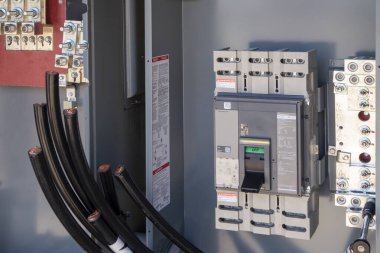 Ev ve iş için yeni kurulmuş elektrik gücü