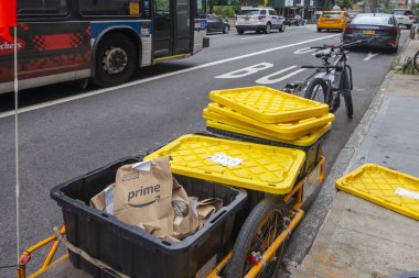 New York, New York / ABD - 06-13-2021: ebike Amazon 'un en iyi nakliye paketi aynı gün 