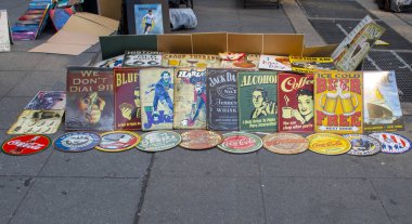 New York, New York ABD - 013020: bir şehir caddesinde klasik vintage posterler satmak