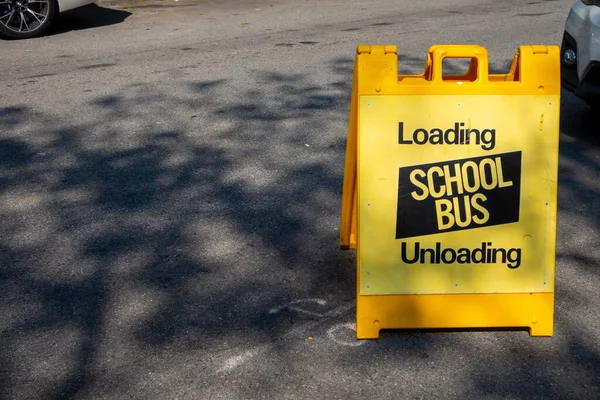 Urban Stad Ingen Parkeringsplats Väg Blockeras Utanför Skolan Bussar Bara — Stockfoto