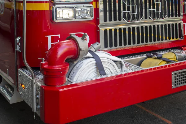 Helder Rode Voorkant Van Een Brandweerwagen Eerste Hulpverlener — Stockfoto