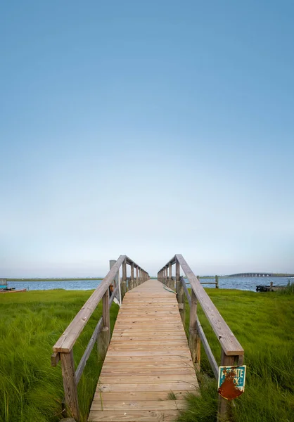 Båt Brygga Och Strandpromenad Med Blå Sjökant Och Punkt Perspektiv — Stockfoto