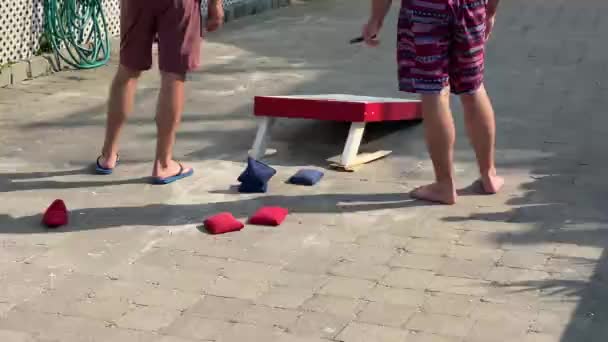 Verano Hombres Pantalones Cortos Jugando Juego Hoyo Maíz Con Rojo — Vídeos de Stock