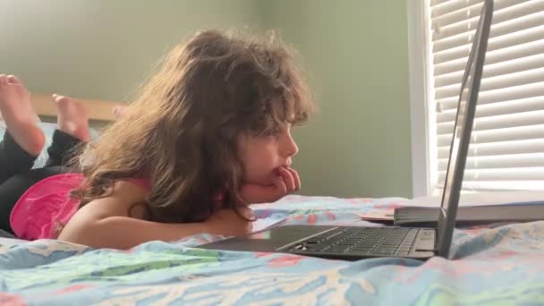 Ett Kvinnligt Barn Som Läser Fjärrundervisning Skolan Med Bärbar Dator — Stockvideo