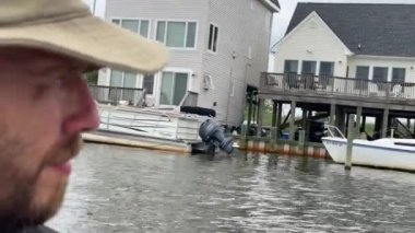 Yazın balıkçı teknede, şapkasıyla körfezden aşağı iniyor.