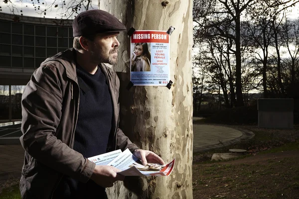 Dochodzenie w sprawie zaginionych - plakat brakujące osoby na drzewie w parku — Zdjęcie stockowe