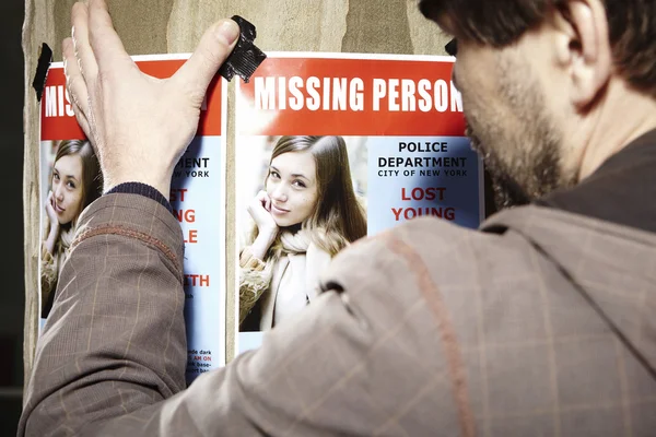Taping of poster "Missimg person" in winter park — Stock Photo, Image