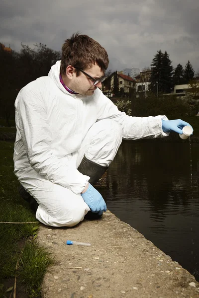 Recogida de muestras de agua potencialmente contaminada — Foto de Stock