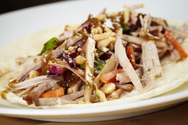 Tortilla et ve salata ile sarmak hazır