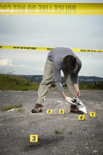 Technicus criminoloog op het werk in het veld — Stockfoto