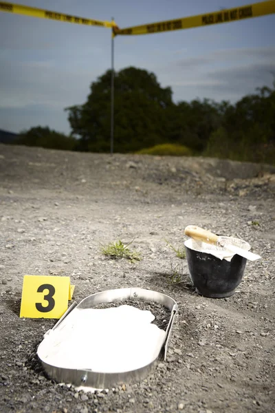 Casting of evidence footprint in field — Stock Photo, Image