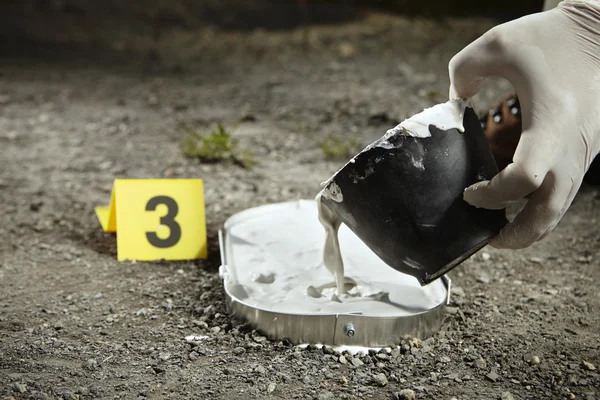 изъятие в криминалистике. улики на месте преступления. улики на месте происшествия. изъятие следов преступления. конфискация предмета.