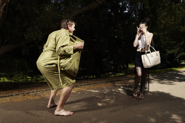 Эксгибиционистка нападает на даму в парке
