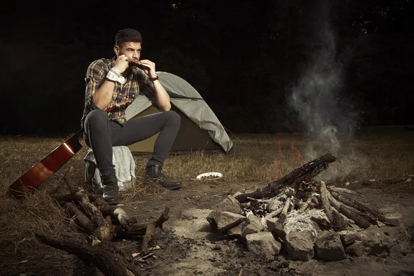 Mann genießt Sommertage im Camp — Stockfoto