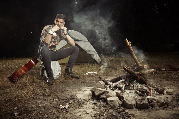 Hombre viviendo en el campamento —  Fotos de Stock