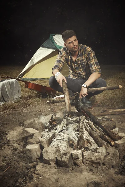 Man chilling out in camp with guitar — Stock Photo, Image