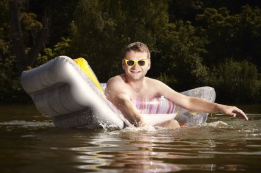 Yaz dinlenmek doğal göl