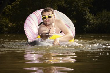 Adam doğal göl yaz aylarında yüzme rahatlatıcı