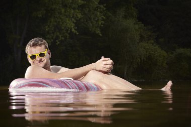 Adam şişme halkada rahatlatıcı