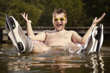 Aptal adam - buz pateni ile banyo bu