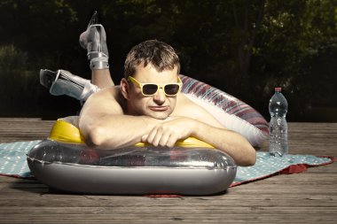 Buz pateni ile güneşlenme adam