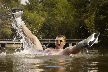 Buz pateni ile banyo adam