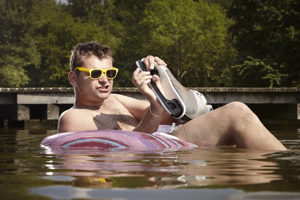 Man in problemen - schaatser in zomertijd — Stockfoto