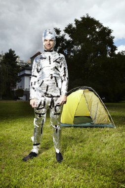 Adam gizli dinleme kaçınarak alüminyum folyo