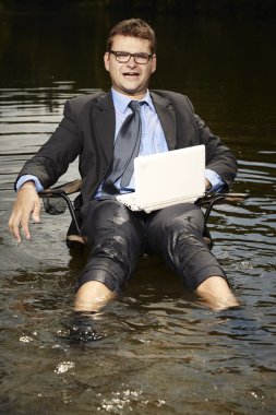 Su sandalyede katlama üzerinde oturan Yöneticisi