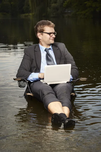 Sıcak yaz saati - suda çalışan Yöneticisi