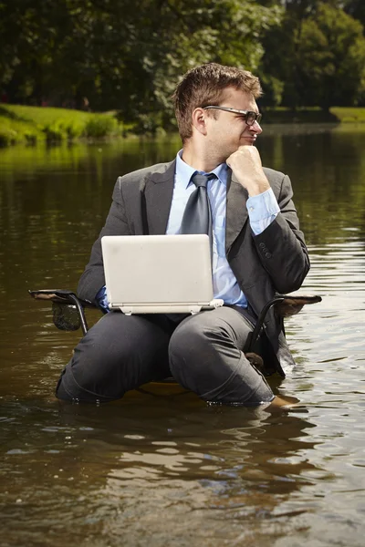 Manager entspannt sich an heißen Sommertagen — Stockfoto