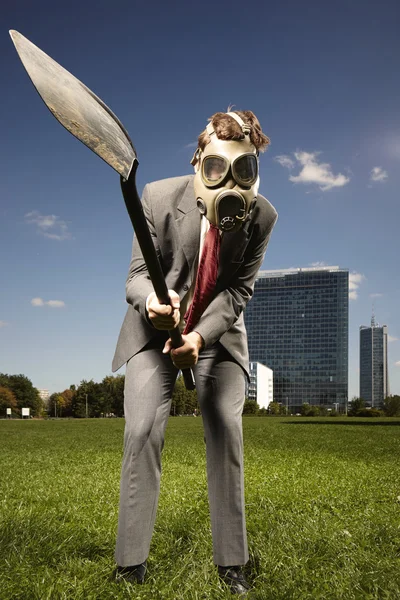 Ударний менеджер в газовій масці з ноутбуком — стокове фото