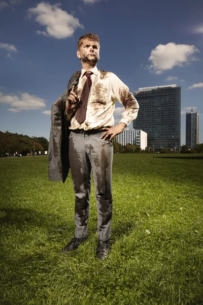 Piszkos office ember-a nyári városi park — Stock Fotó
