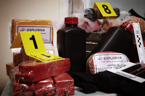 Contrabando de explosivos y componentes plásticos incautados por la policía — Foto de Stock