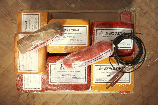 Пластиковая взрывчатка Unitex с детонаторами
