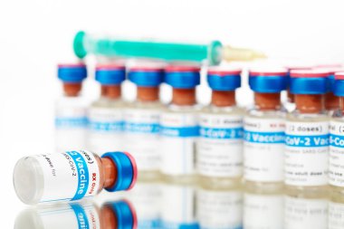 Masada plastik şırıngalı yeni SARS-CoV-2 aşısı şişeleri